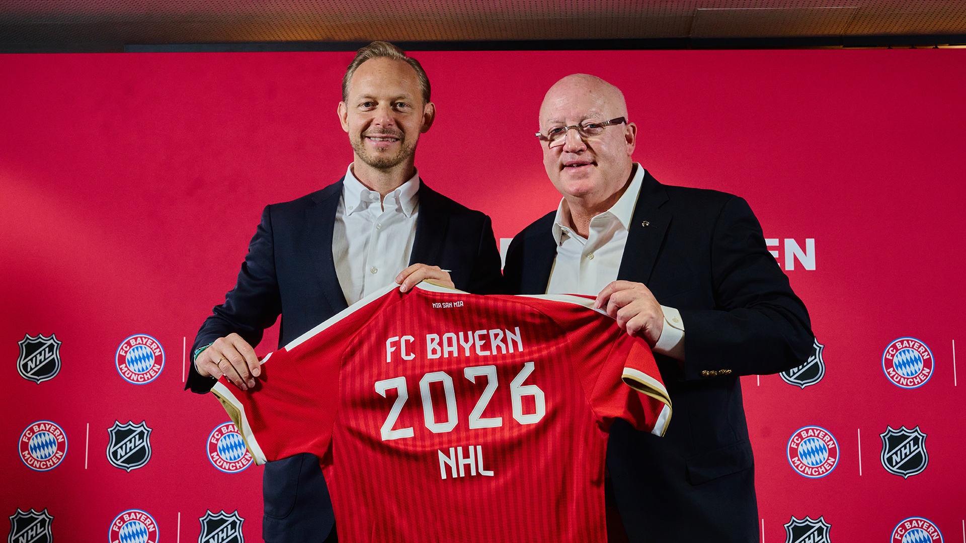 Photo featuring Rouven Kasper (board member for marketing and sales at FC Bayern München AG) and Bill Daly (Deputy Commissioner of the NHL)