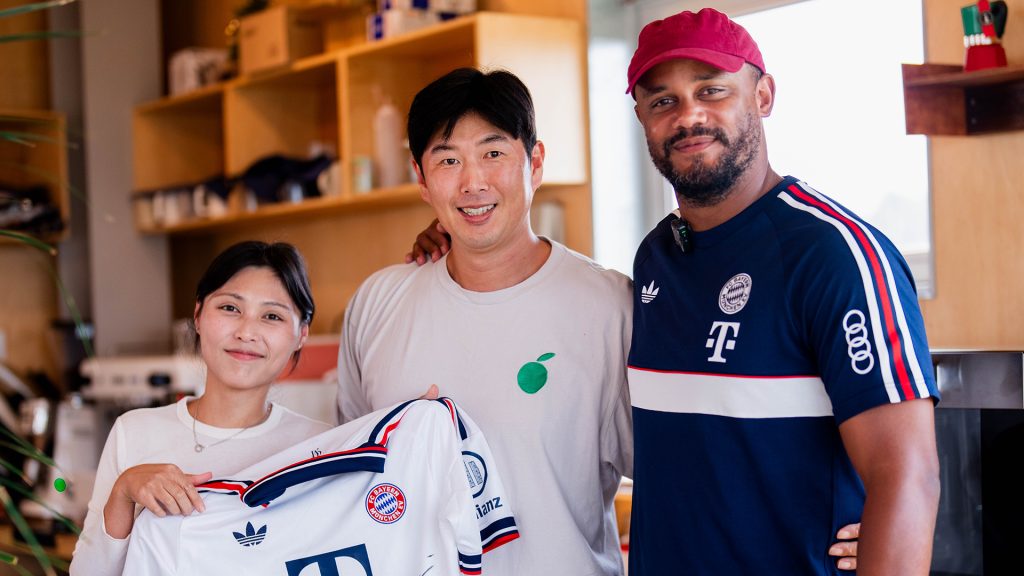 Vincent Kompany has a photo with the owners of the tangerine farm on Jeju