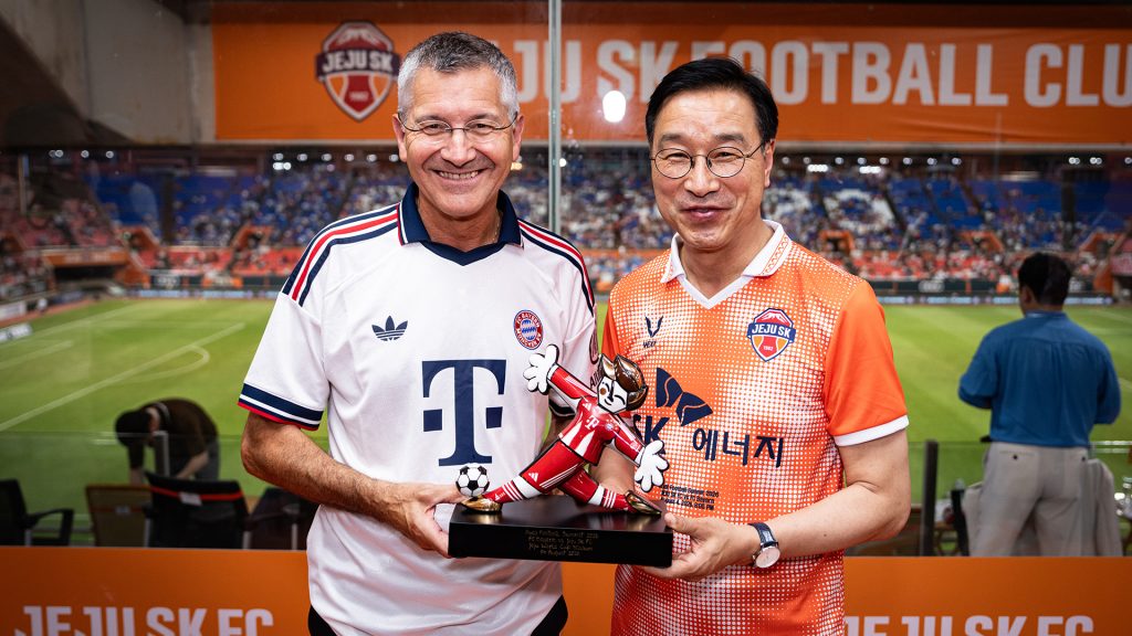 Herbert Hainer with Wi Seong-gon, Governor of Jeju.