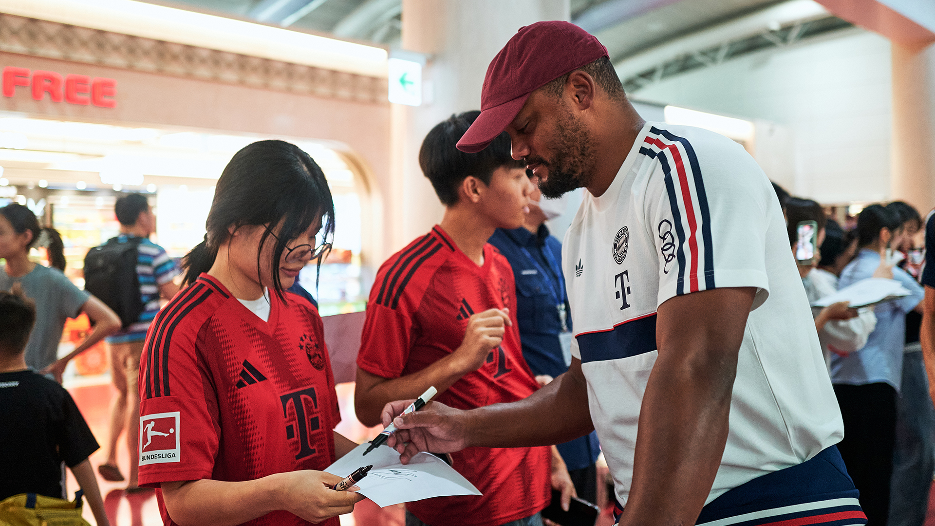 مرور روز چهارشنبه بایرن در هنگ‌کنگ – تصویر 1
