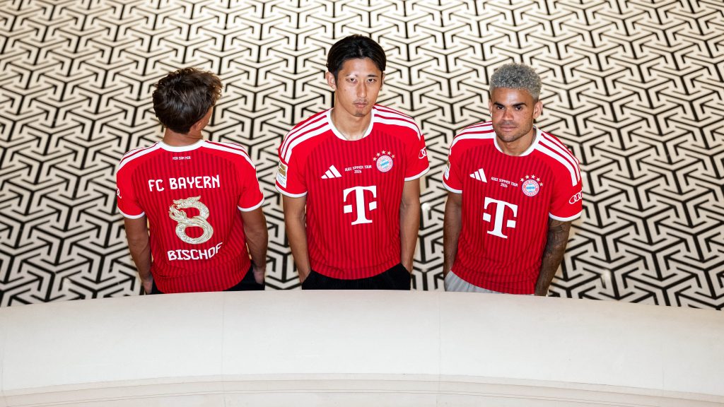 Díaz, Bischof and Ito in FC Bayern’s red home jersey with special printing