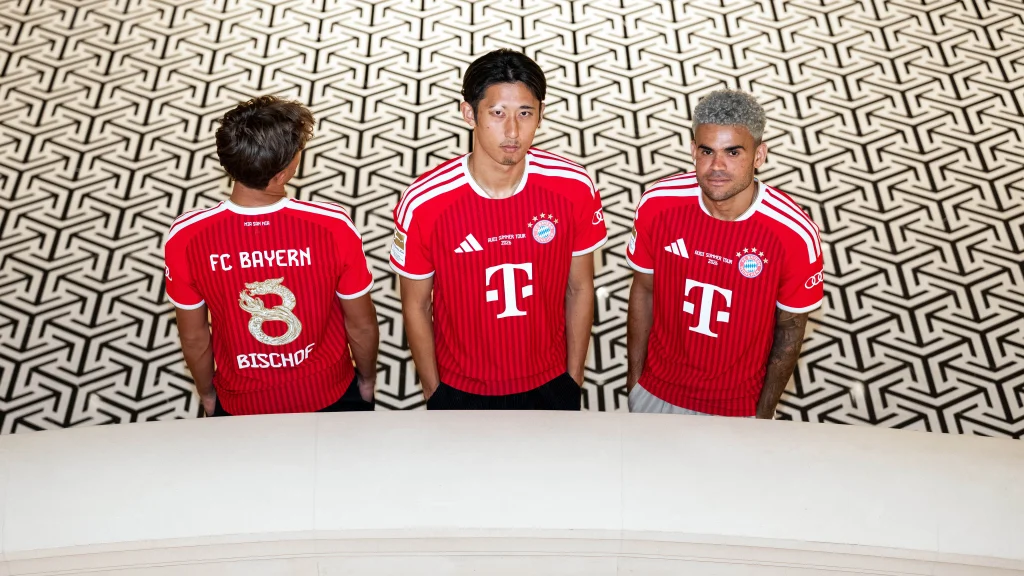 Díaz, Bischof and Ito in FC Bayern’s red home jersey with special printing