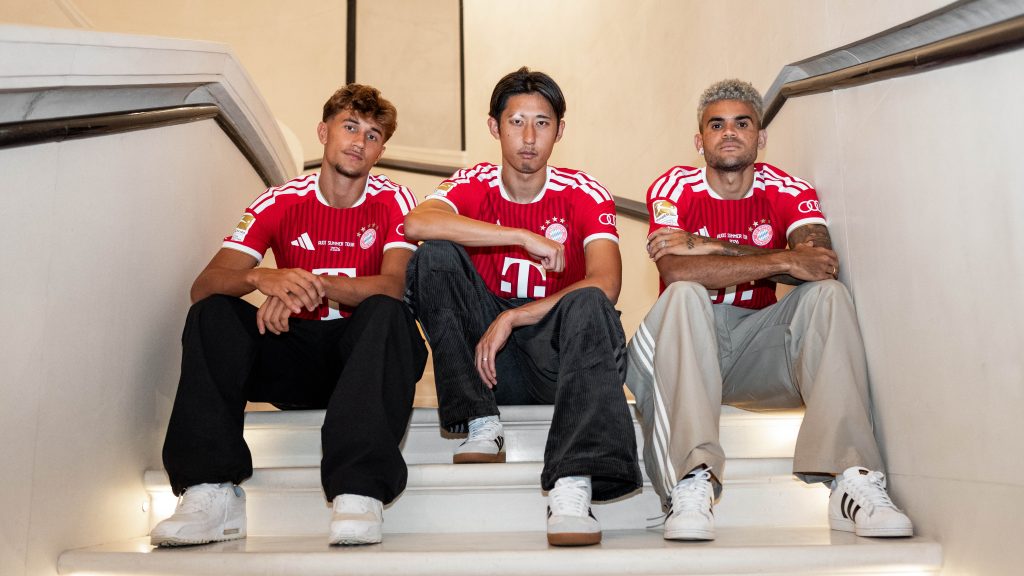Díaz, Bischof and Ito in the red home jersey