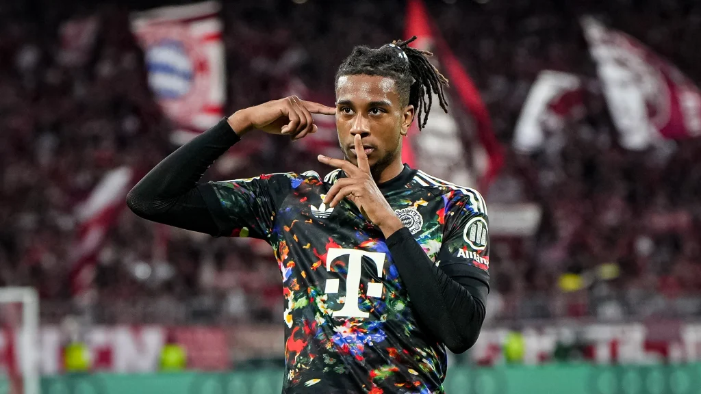 Michael Olise bejubelt sein Tor während des Bundesligaspiels zwischen dem FC Bayern und Union Berlin