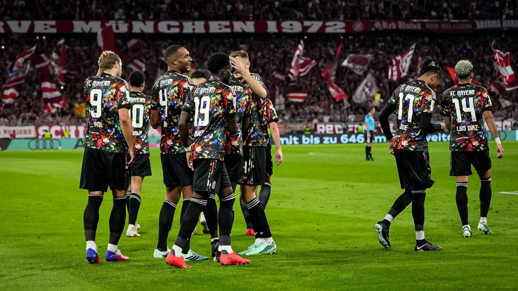 Jonathan Tah, Harry Kane, Alphonso Davies und Co. feiern während des Bundesligaspiels zwischen dem FC Bayern und Union Berlin