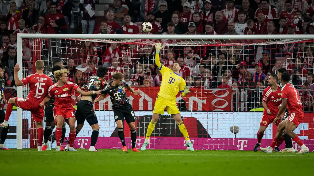 Manuel Neuer lenkte den Ball über die Latte während des Bundesligaspiels zwischen dem FC Bayern und Union Berlin