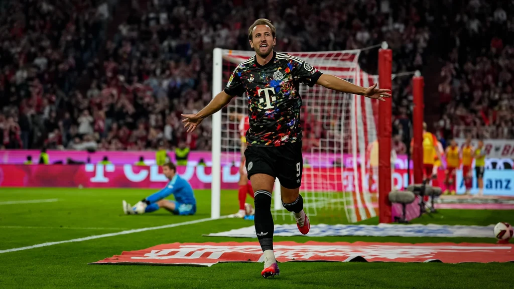 Harry Kane bejubelt das Tor zum 4:0 während des Bundesligaspiels zwischen dem FC Bayern und Union Berlin