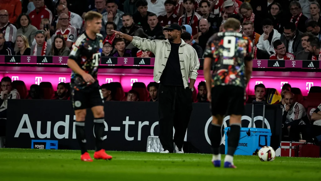 Vincent Kompany gibt an der Seitenlinie die Richtung vor während des Bundesligaspiels zwischen dem FC Bayern und Union Berlin