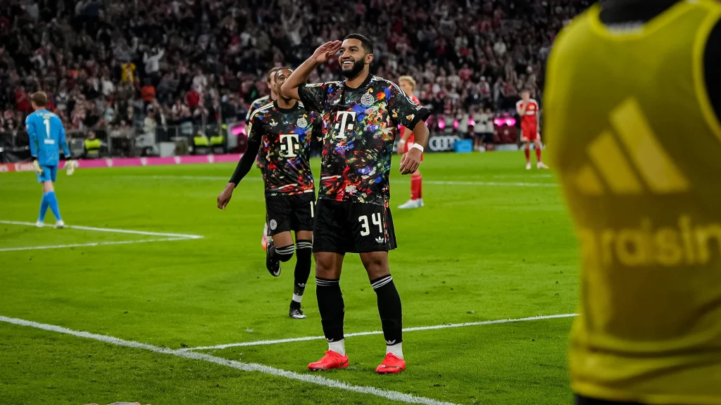 Ismael Saibari salutiert vor der Kurve während des Bundesligaspiels zwischen dem FC Bayern und Union Berlin