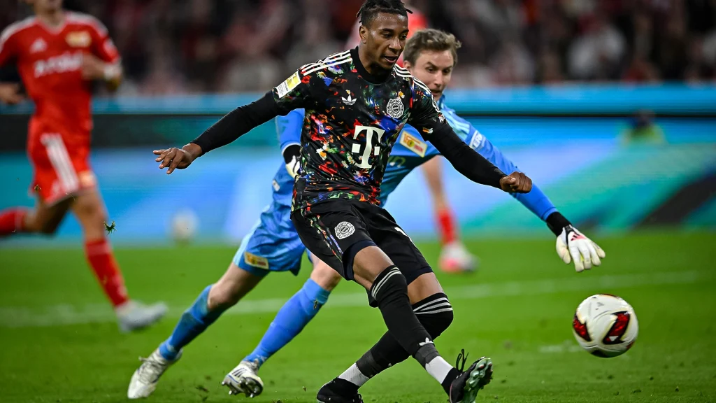 Michael Olise trifft zum 6:0 während des Bundesligaspiels zwischen dem FC Bayern und Union Berlin