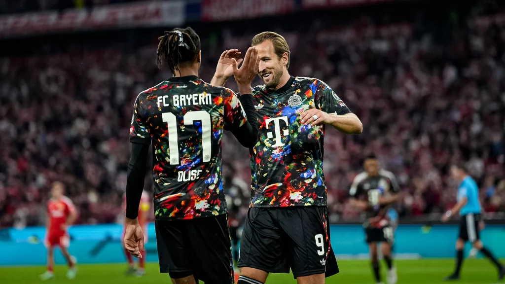 Michael Olise und Harry Kane klatschen ab während des Bundesligaspiels zwischen dem FC Bayern und Union Berlin