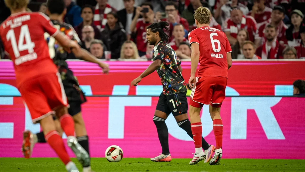 Serge Gnabry mit Ball am Fuß während des Bundesligaspiels zwischen dem FC Bayern und Union Berlin