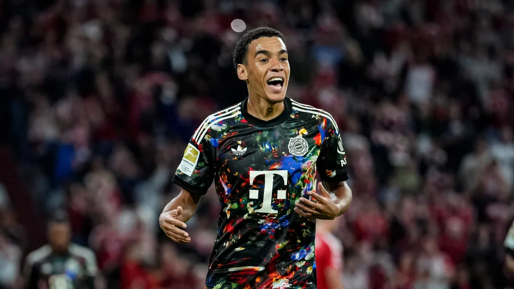 Jamal Musiala strahlt vor Freude über sein Tor während des Bundesligaspiels zwischen dem FC Bayern und Union Berlin