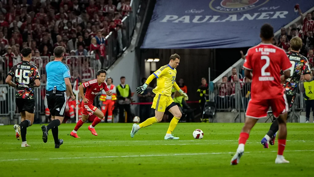 Manuel Neuer als Ballverteiler im Mittelfeld während des Bundesligaspiels zwischen dem FC Bayern und Union Berlin
