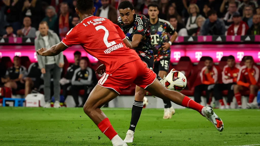 Jamal Musiala trifft zum 1:0 während des Bundesligaspiels zwischen dem FC Bayern und Union Berlin