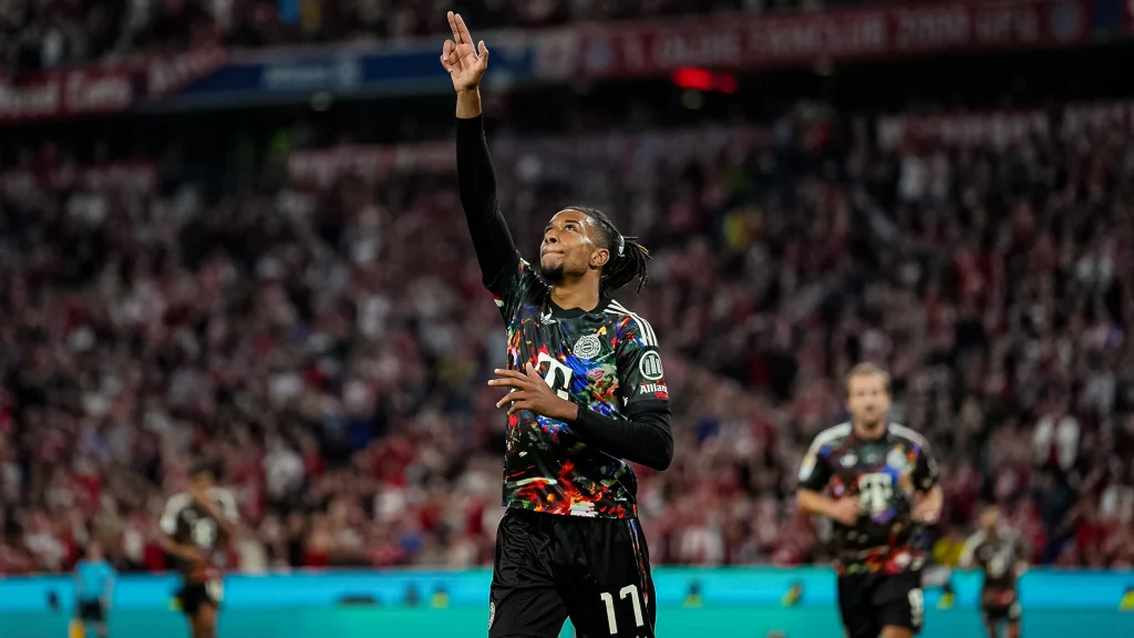 Michael Olise jubelt während des Bundesligaspiels zwischen dem FC Bayern und Union Berlin