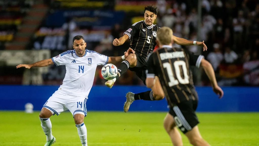 A strong performance against the Greeks: Aleksandar Pavlović challenges for the ball