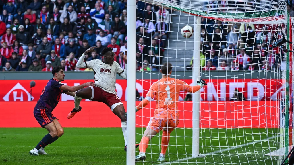 Gute Chance für Augsburg, aber der Ball streicht am Bayern-Tor vorbei