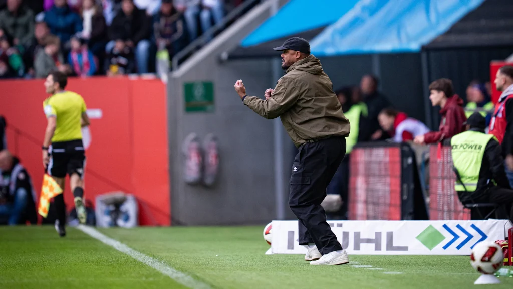 Cheftrainer Vincent Kompany gibt am Spielfeldrand Anweisungen beim Spiel gegen Augsburg