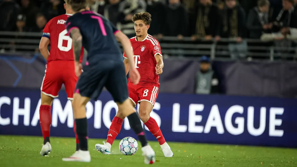 Tom Bischof mit Ball am Fuß während des Auswärtsspiels des FC Bayern in der Champions League bei Viking Stavanger