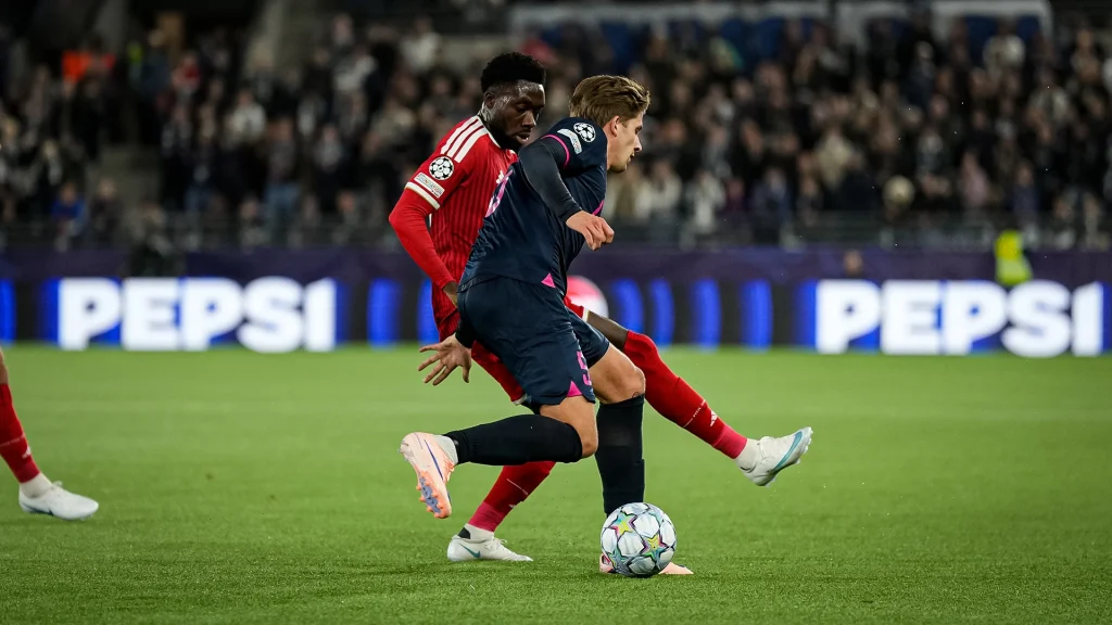 Alphonso Davies im Zweikampf um den Ball während des Auswärtsspiels des FC Bayern in der Champions League bei Viking Stavanger
