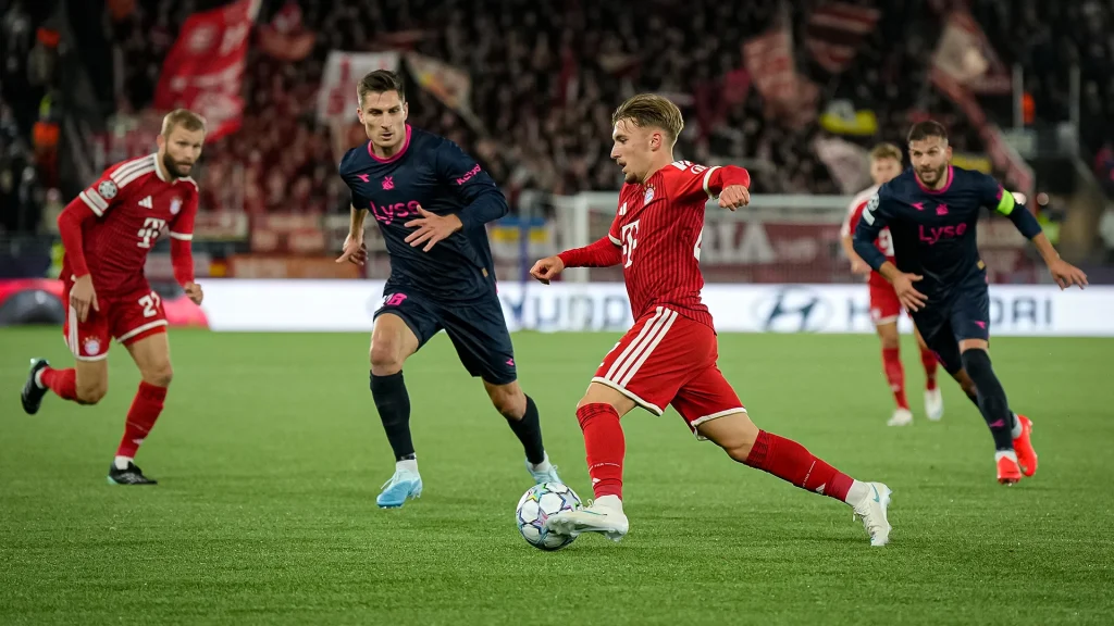 Lennart Karl mit Ball am Fuß während des Auswärtsspiels des FC Bayern in der Champions League bei Viking Stavanger