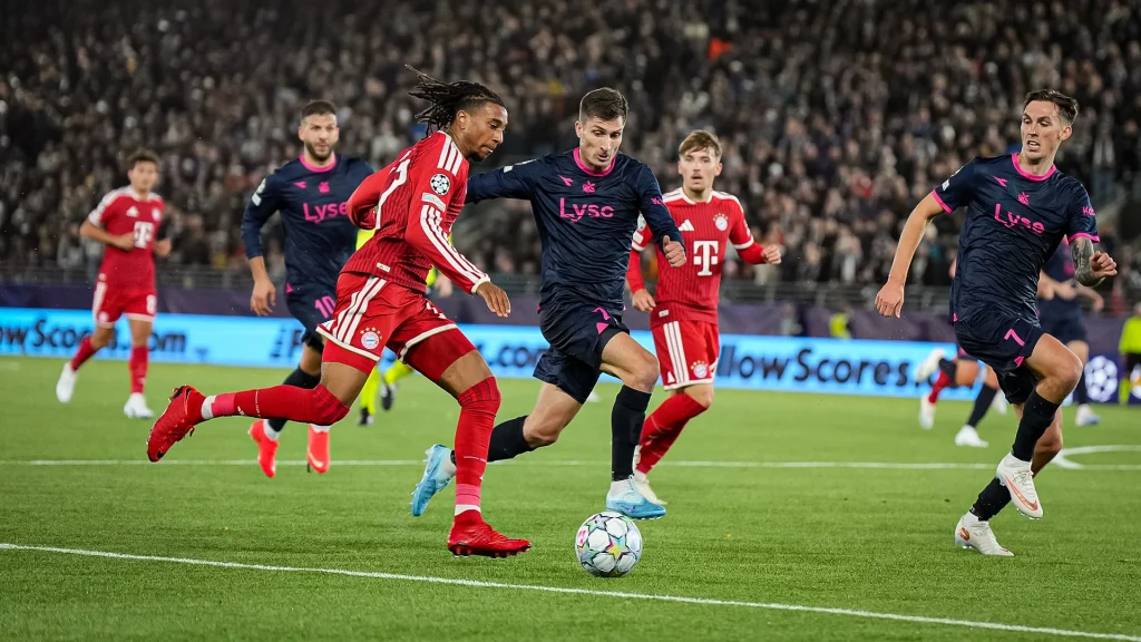 Michael Olise im Dribbling während des Auswärtsspiels des FC Bayern in der Champions League bei Viking Stavanger