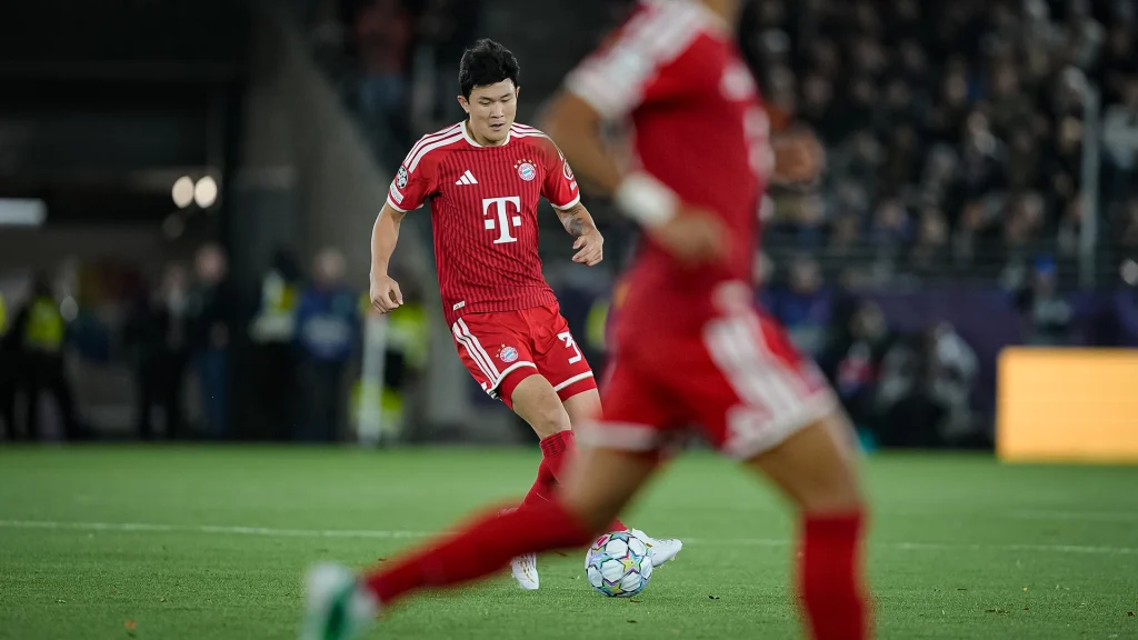 Minjae mit Ball am Fuß während des Auswärtsspiels des FC Bayern in der Champions League bei Viking Stavanger