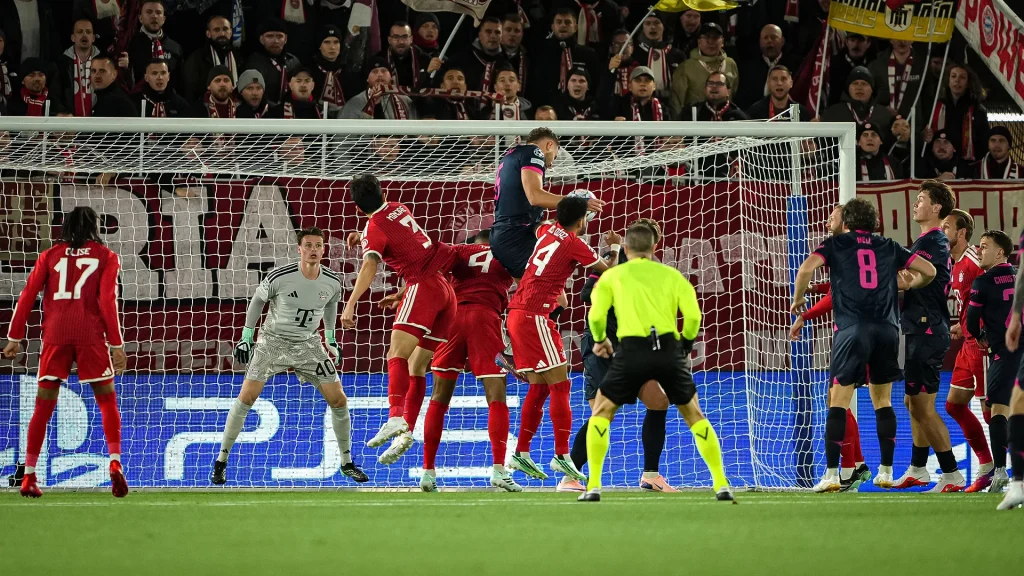 Gianni Stensness trifft per Kopf während des Auswärtsspiels des FC Bayern in der Champions League bei Viking Stavanger