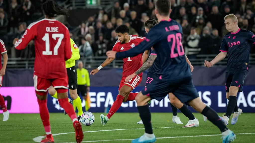 Luis Díaz beim Torschuss während des Auswärtsspiels des FC Bayern in der Champions League bei Viking Stavanger