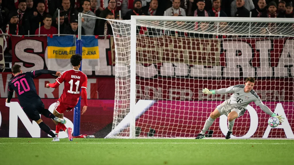 Peter Kristiansen überwindet Jonas Urbig während des Auswärtsspiels des FC Bayern in der Champions League bei Viking Stavanger