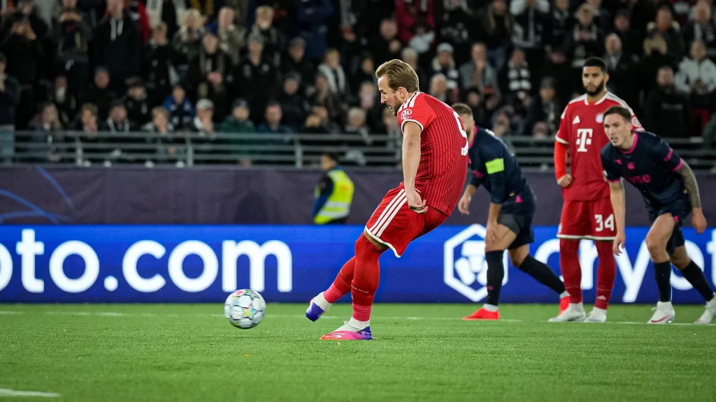 Harry Kane trifft vom Elfmeterpunkt während des Auswärtsspiels des FC Bayern in der Champions League bei Viking Stavanger