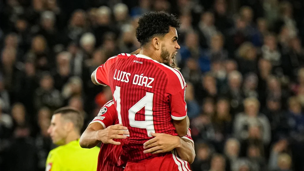 Luis Díaz schreit vor Freude über sein Tor während des Auswärtsspiels des FC Bayern in der Champions League bei Viking Stavanger