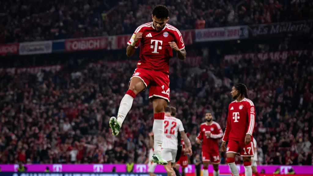 Luis Diaz macht einen Jubelsprung nach dem 1:0 im Bundesliga-Topspiel zwischen dem FC Bayern und RB Leipzig.