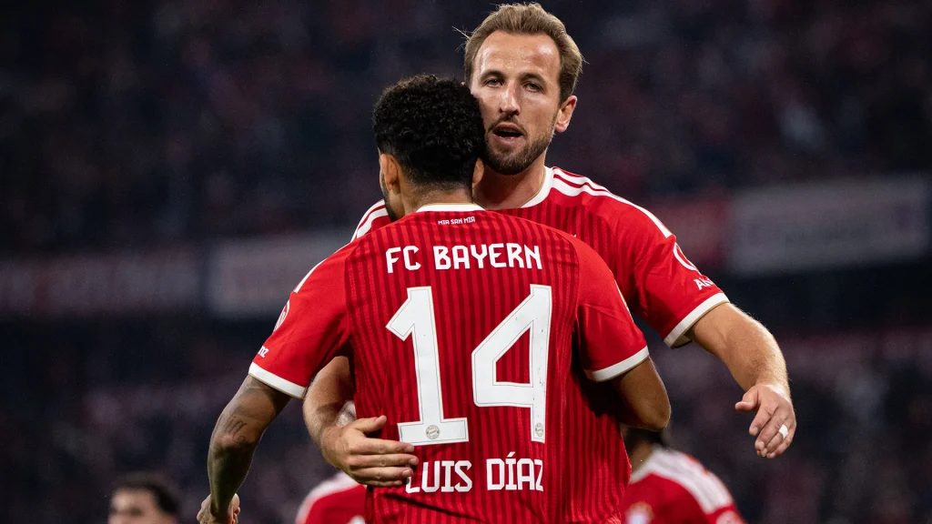 Harry Kane umarmt Luis Diaz nach dem 1:0 im Bundesliga-Topspiel zwischen dem FC Bayern und RB Leipzig.