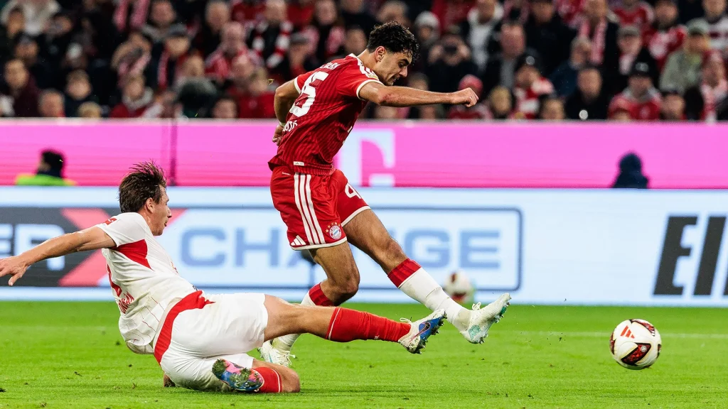 Aleksandar Pavlovic schießt zum 1:0 im Bundesliga-Topspiel zwischen dem FC Bayern und RB Leipzig.