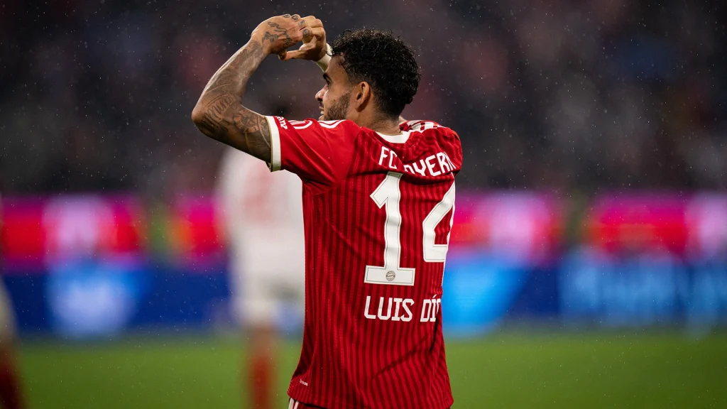 Luis Diaz formt ein Herz mit den Händen nach dem 4:0 im Bundesliga-Topspiel zwischen dem FC Bayern und RB Leipzig.