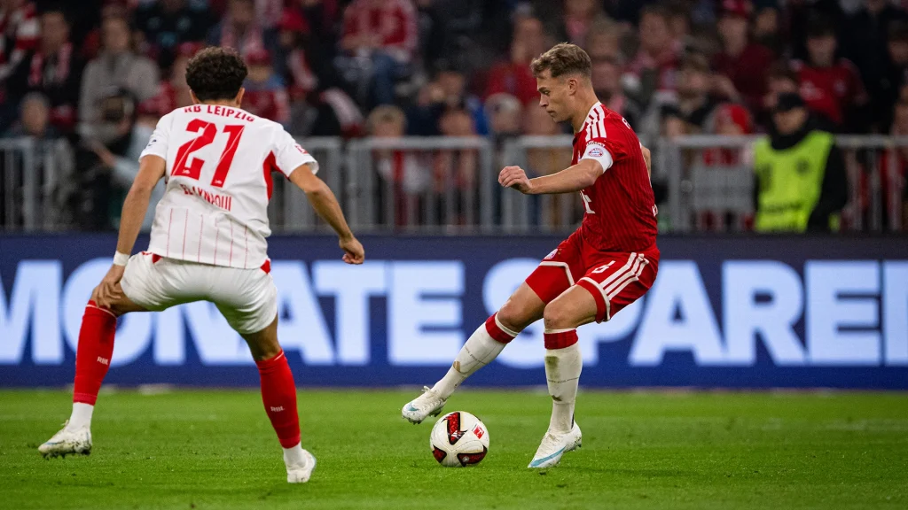 Joshua Kimmich am Ball im Bundesliga-Topspiel zwischen dem FC Bayern und RB Leipzig.