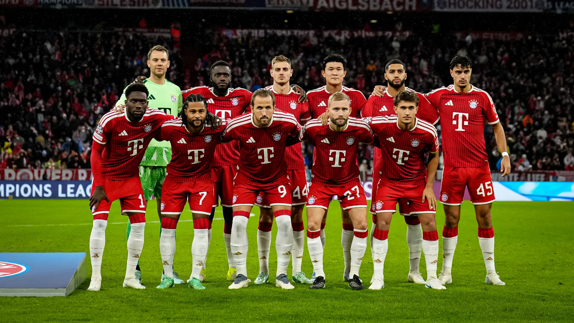 Teamfoto vor dem Champions League-Heimspiel des FC Bayern gegen den FC Arsenal