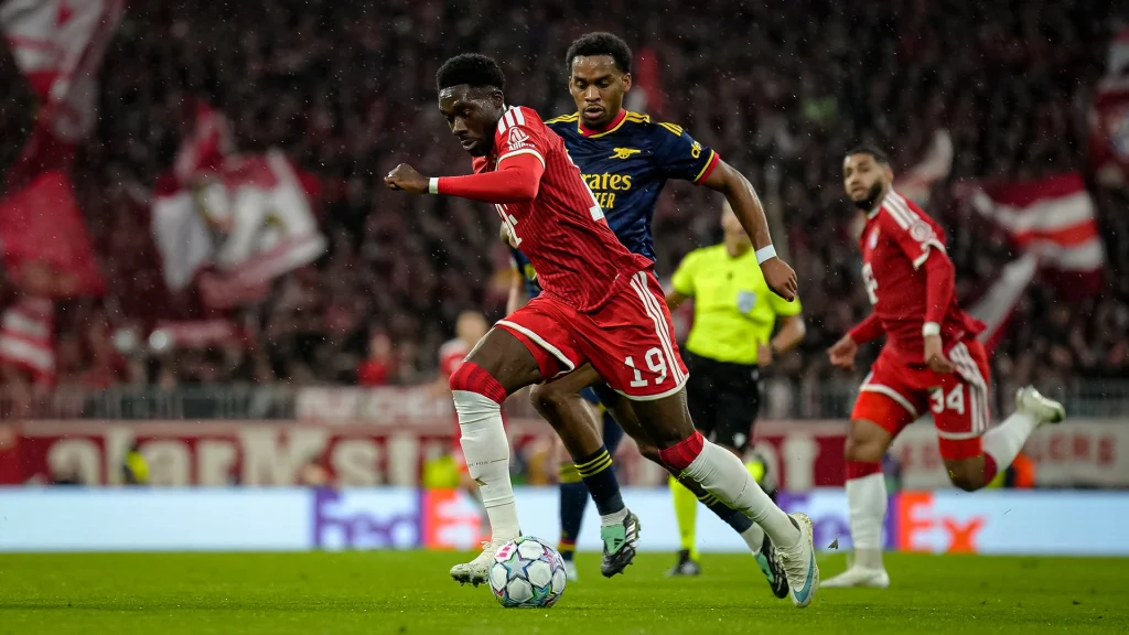 Alphonso Davies im Laufduell während des Champions League-Heimspiels des FC Bayern gegen den FC Arsenal