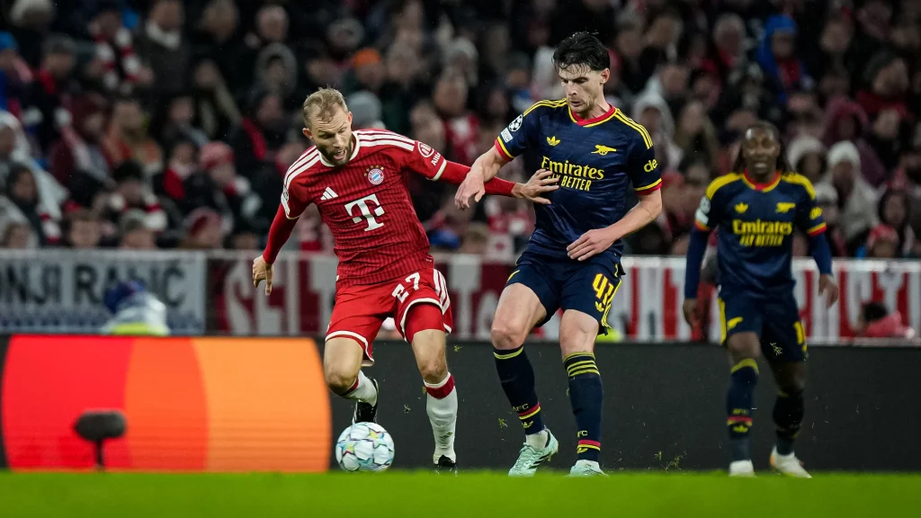 Konrad Laimer mit Ball am Fuß im Zweikampf während des Champions League-Heimspiels des FC Bayern gegen den FC Arsenal