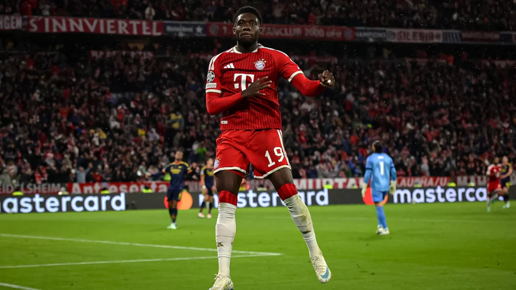 Alphonso Davies bejubelt sein Tor während des Champions League-Heimspiels des FC Bayern gegen den FC Arsenal