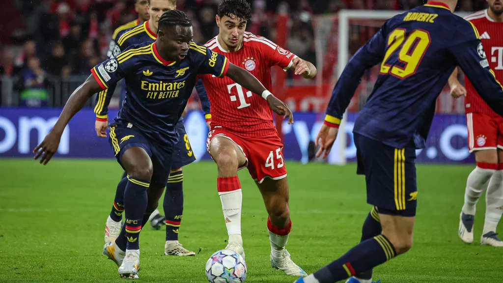 Aleksandar Pavlović im Zweikampf um den Ball während des Champions League-Heimspiels des FC Bayern gegen den FC Arsenal