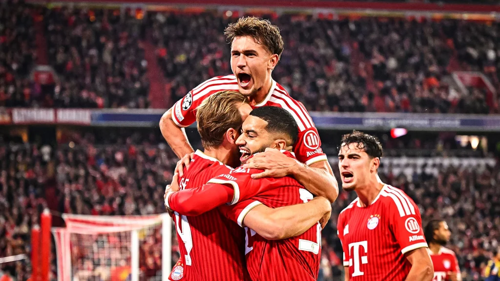 Harry Kane, Ismael Saibari und Tom Bischof bejubeln das 2:1 während des Champions League-Heimspiels des FC Bayern gegen den FC Arsenal