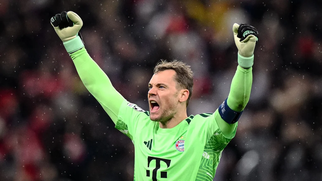Manuel Neuer streckt die Fäuste in die Luft während des Champions League-Heimspiels des FC Bayern gegen den FC Arsenal