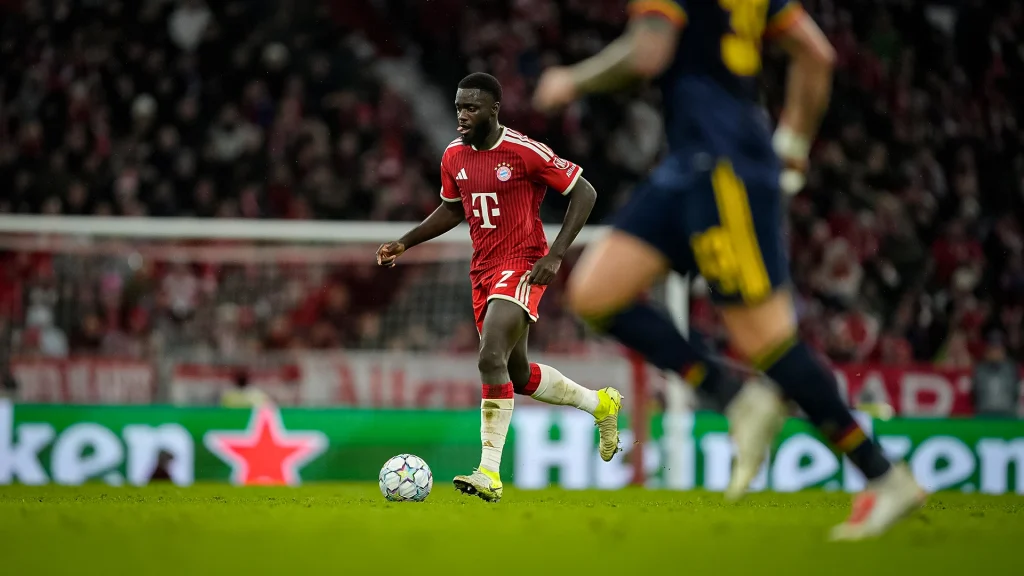 Dayot Upamecano treibt den Ball nach vorne während des Champions League-Heimspiels des FC Bayern gegen den FC Arsenal