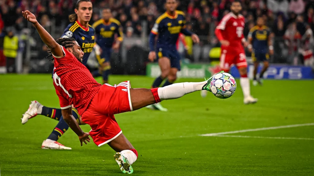 Serge Gnabry mit einem Seitfallzieher während des Champions League-Heimspiels des FC Bayern gegen den FC Arsenal