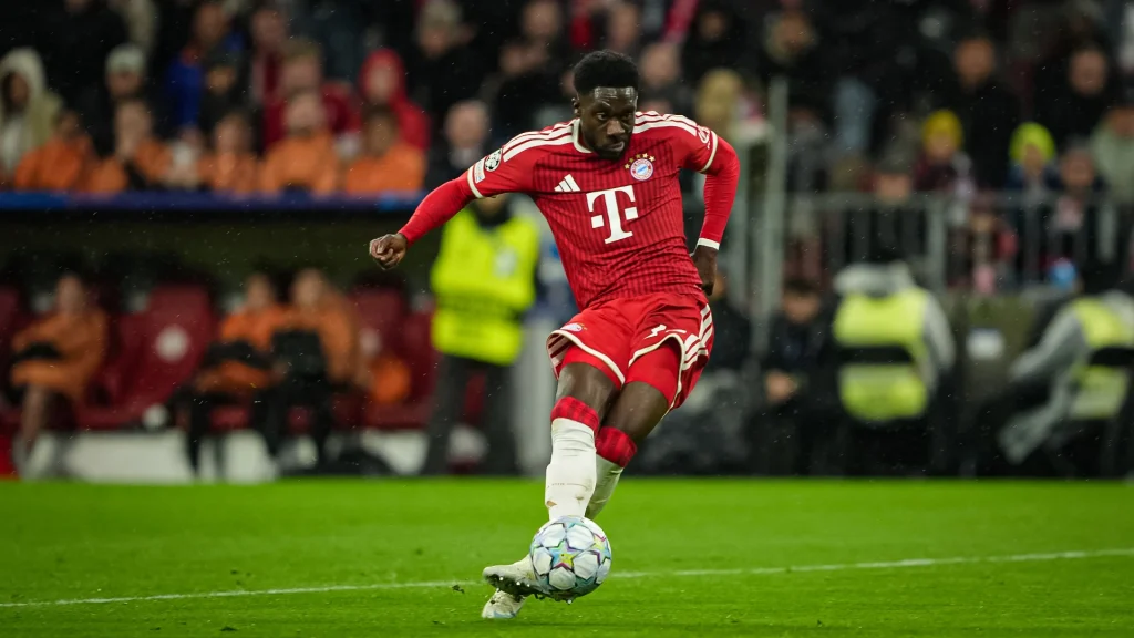 Alphonso Davies trifft zum 1:1 während des Champions League-Heimspiels des FC Bayern gegen den FC Arsenal