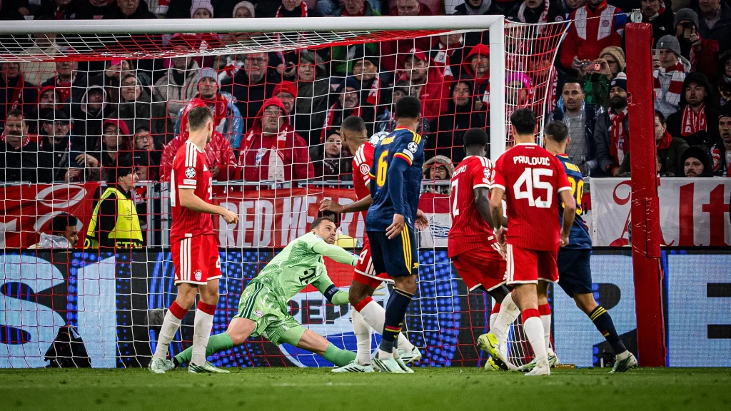Manuel Neuer pariert während des Champions League-Heimspiels des FC Bayern gegen den FC Arsenal