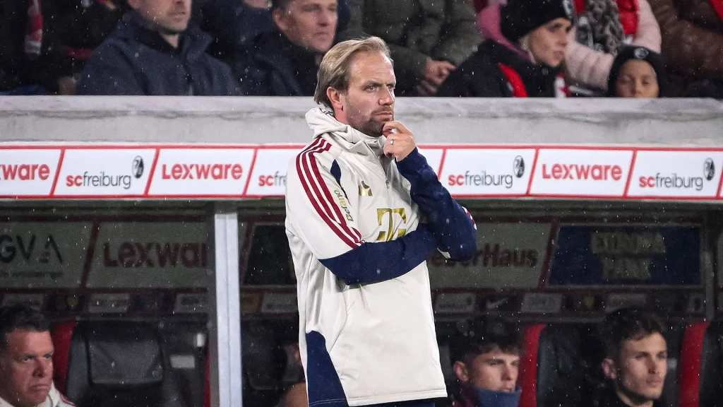 Aaron Danks an der Seitenlinie während des Auswärtsspiels des FC Bayern in der Bundesliga beim SC Freiburg